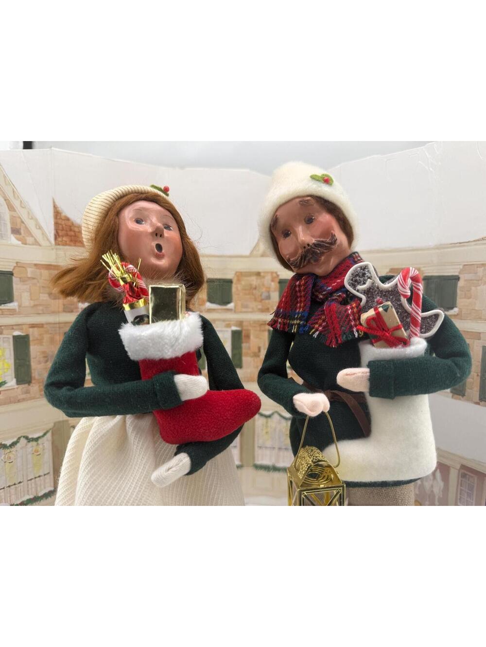 Byers' Choice Carolers - Family with Stocking Man and Woman 2022